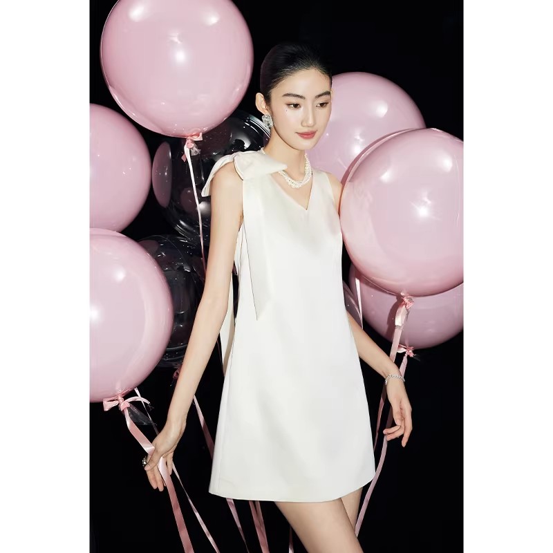 气质千金风花瓣肩白色无袖连衣裙女短款v领缎面背心裙