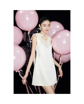 气质千金风花瓣肩白色无袖连衣裙女短款v领缎面背心裙