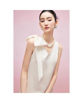 气质千金风花瓣肩白色无袖连衣裙女短款v领缎面背心裙