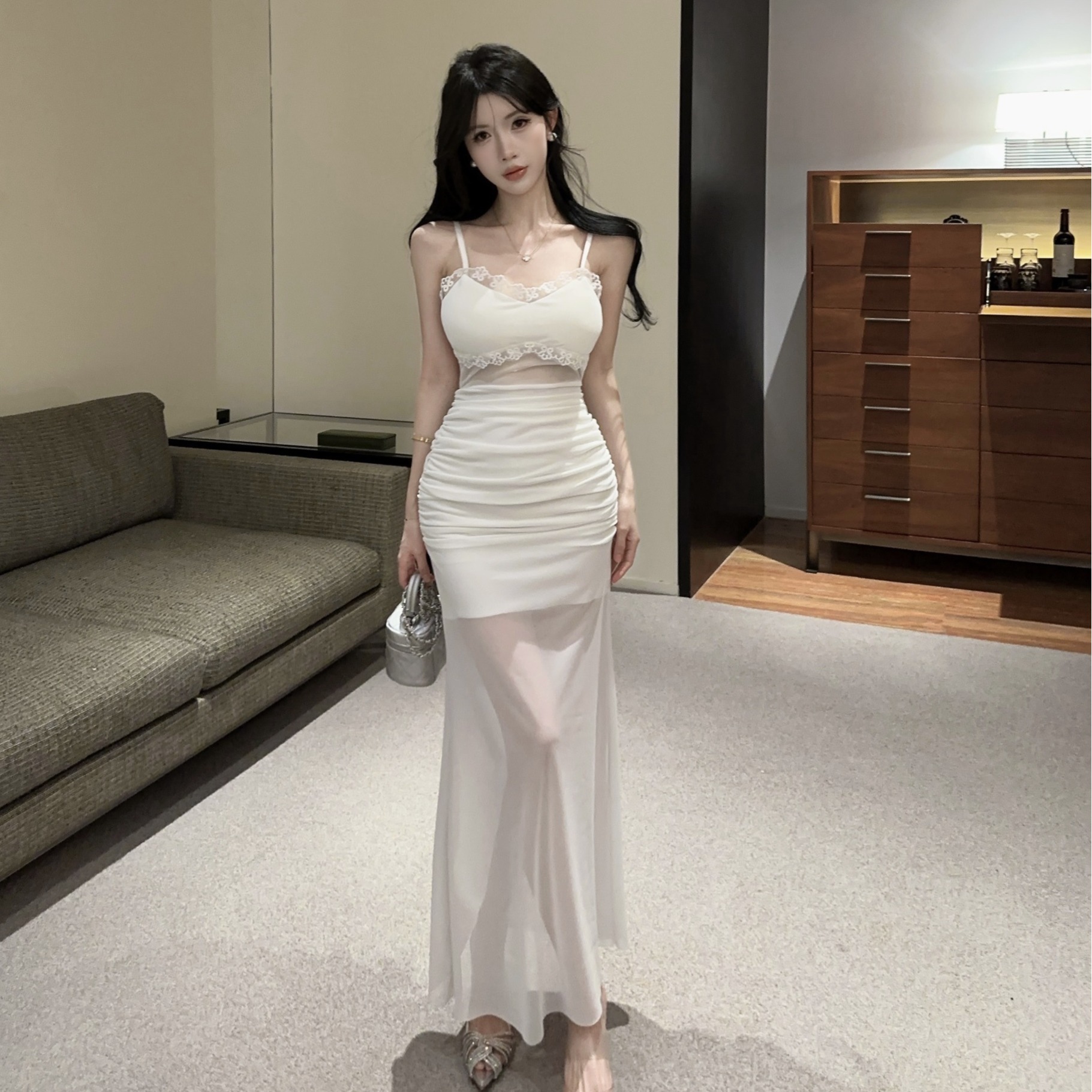 低胸露肩吊带荷叶边中长款网纱打底连衣裙